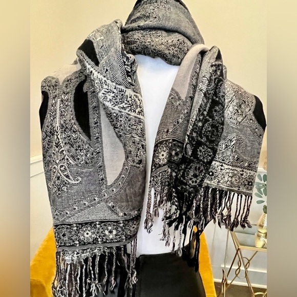 Scarf. Beautiful black and taupe print scarf. - Picture 4 of 6